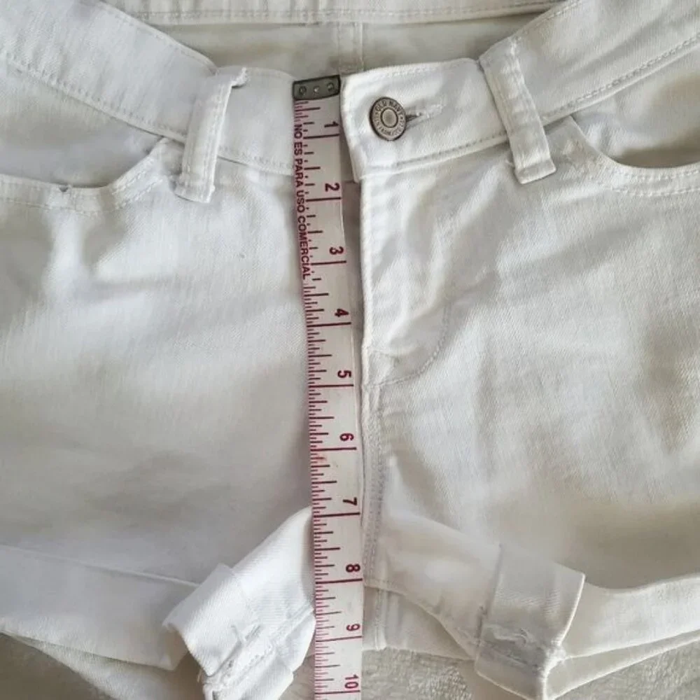 Old Navy womens White denim shorts Size 0 xs Regular midwaist pockets‎